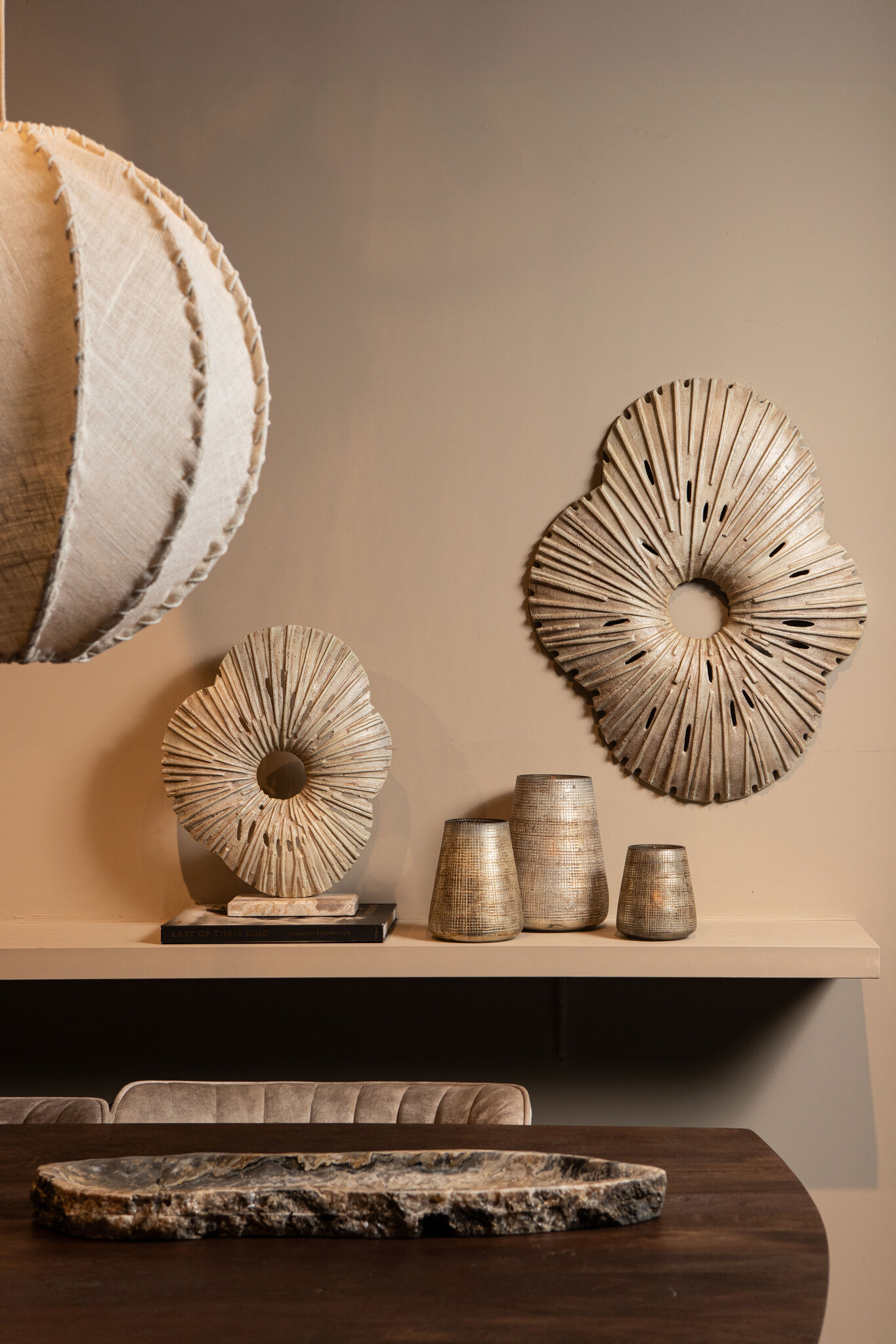 PTMD Vija Beige gegoten aluminium organisch open wandpaneel L - Afbeelding 5