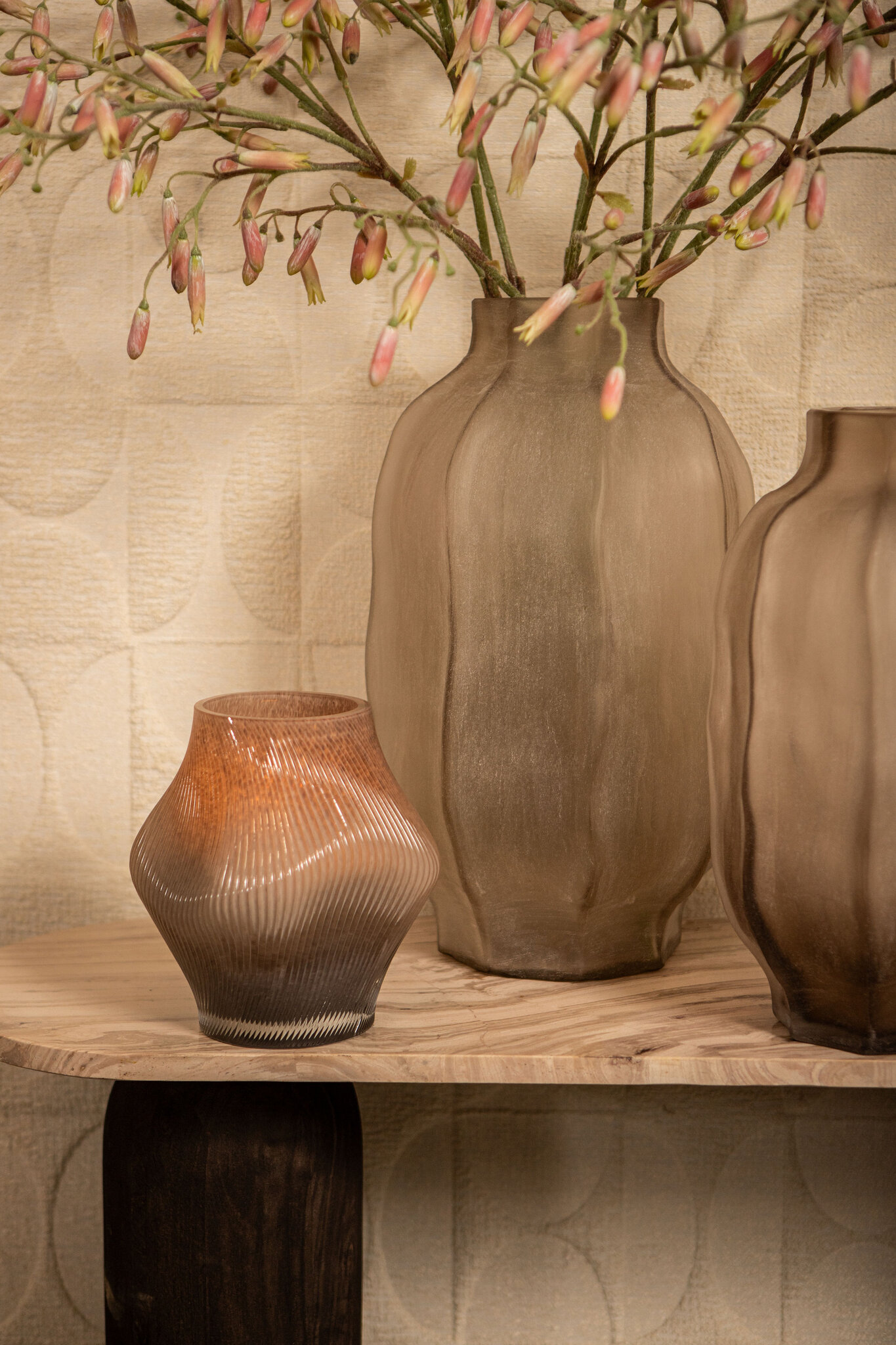 PTMD Natae hoge ronde glazen vaas met ribbels, beige - Afbeelding 10