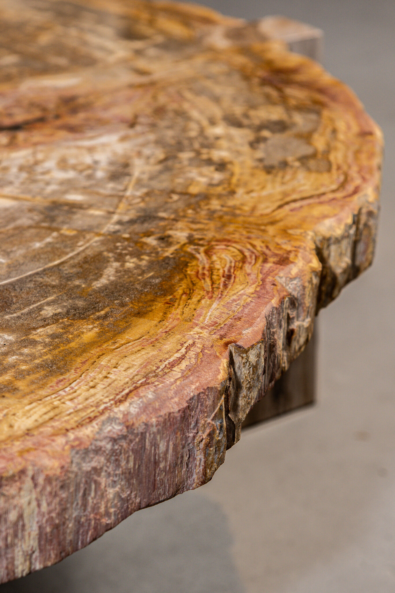 PTMD Kayo salontafel van natuurlijk versteend hout, driepoot, laag - Afbeelding 7